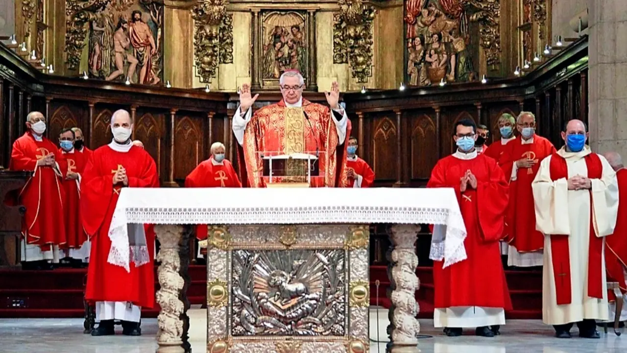 Un momento de la misa celebrada ayer en la Catedral de Santander. / Jos&eacute; Ram&oacute;n