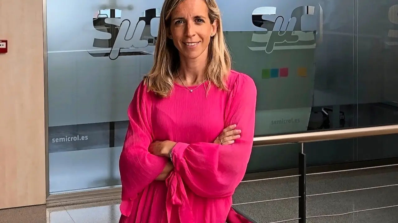 La CEO de Semicrol en las 
instalaciones de la empresa 
ubicada en el Parque Tecnol&oacute;gico 
de Santander. / ALERTA