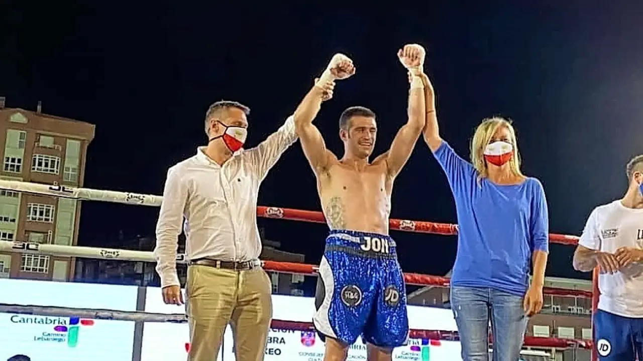 Mario Iglesias y Susana Herr&aacute;n levantan los brazos del campe&oacute;n Jon M&iacute;guez.