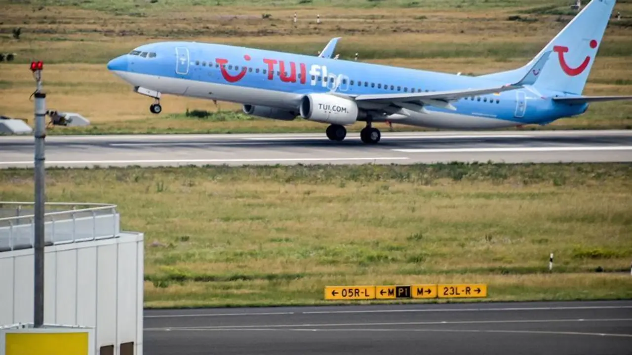 Avi&oacute;n despegango del turoperador TUI.