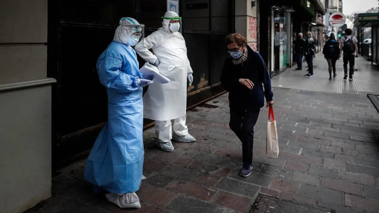 La ciudad de Buenos Aires (1.121) y la provincia hom&oacute;nima (3.250) acumulan entre ambas 4.371 de los 4.814 casos reportados y contin&uacute;an como el principal foco de contagio del pa&iacute;s. EFE /Juan Ignacio Roncoroni /Archivo