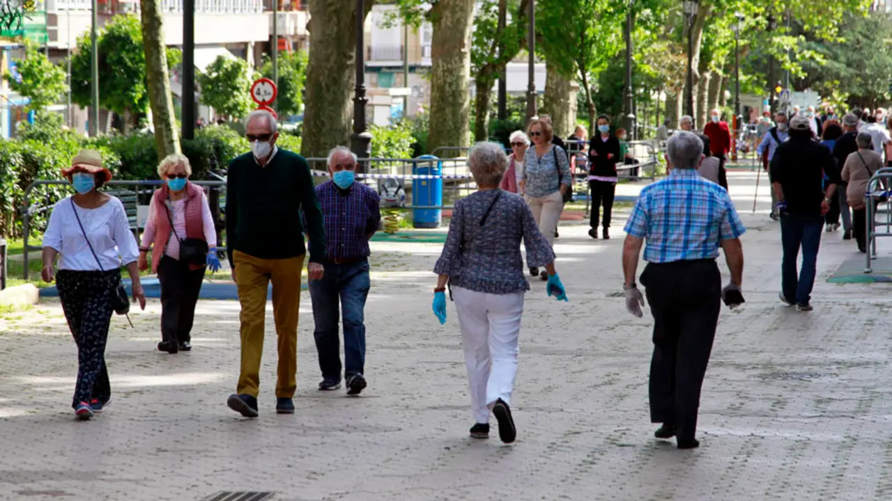Gente de avanzada edad paseando por la calle San Fernando en Santander. / J. Ram&oacute;n