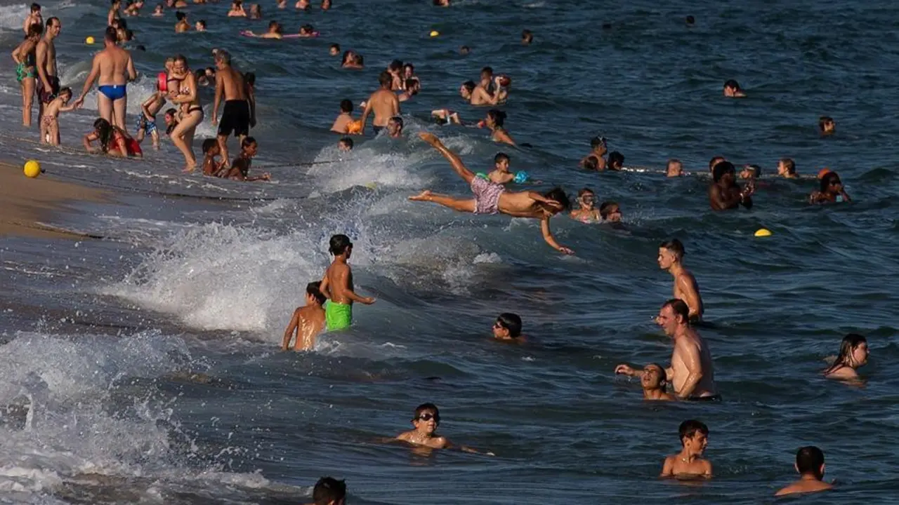 as playas del Maresme, a pocos kilometros de Barcelona. EFE/ Enric Fontcuberta.