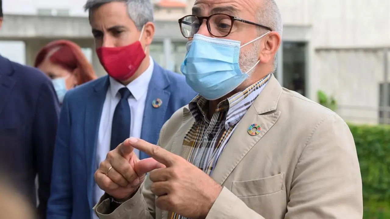 El vicepresidente de Cantabria y consejero de Universidades, Igualdad, Cultura y Deporte, Pablo Zuloaga (i) y el consejero de Sanidad, Miguel Rodr&iacute;guez (d), atienden a la prensa durante la presentaci&oacute;n del robot Da Vinci, este viernes en la capital c&aacute;ntabra. EFE/Pedro Puente Hoyos