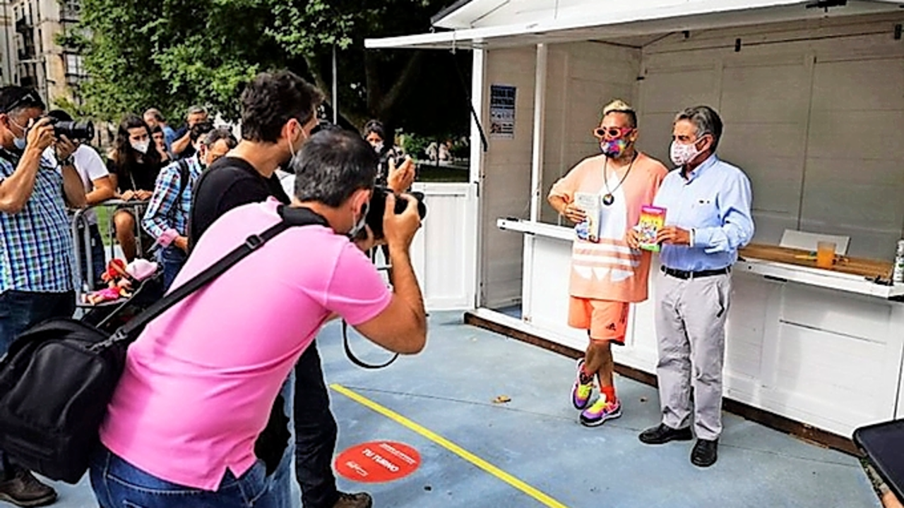 Okuda y Revilla ayer en la Feria del Libro. / alerta