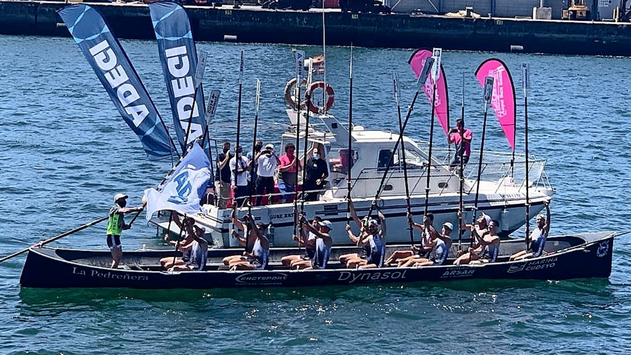 Los remeros de &lsquo;La Pedre&ntilde;era&rsquo;, durante la regata.