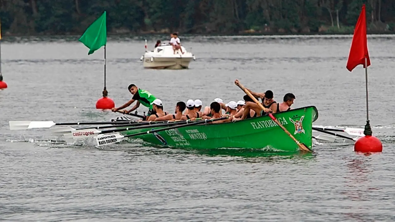 La &lsquo;Flavi&oacute;briga&rsquo; de AN Castro corrigi&oacute; ayer su mala regata del s&aacute;bado. / Jos&eacute; Ram&oacute;n