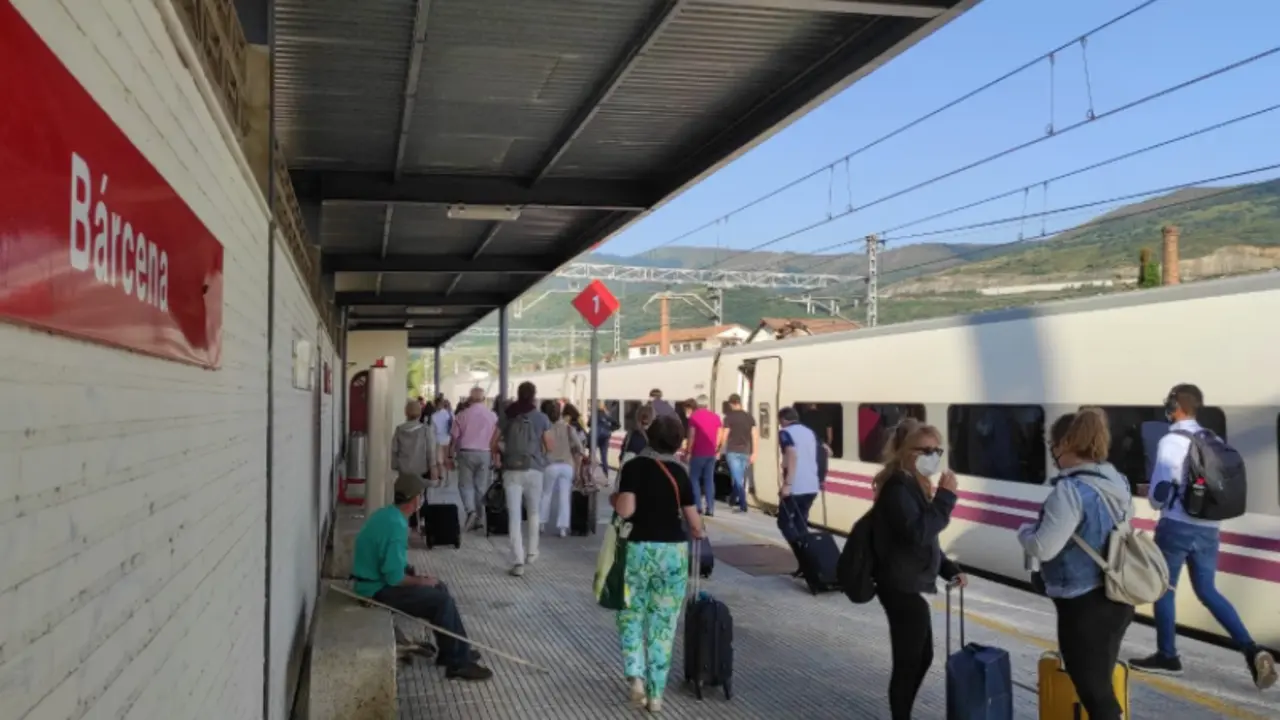 M&aacute;s de 160 personas que viajaban a Madrid en tren Ferrocarril de monta&ntilde;a se han quedado tiradas en B&aacute;rcena.