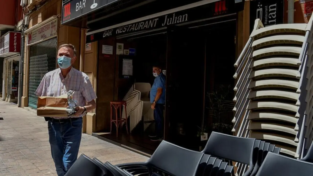 Un cliente despu&eacute;s de recoger un pedido de comida para llevar de un restaurante del centro de Lleida. EFE/Ram&oacute;n Gabriel