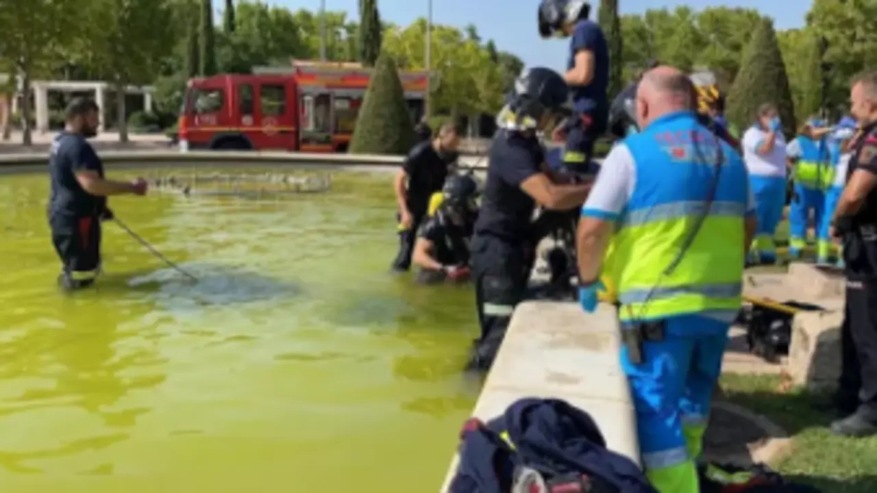 Bomberos de M&oacute;stoles y personal del SUMMA 112 en la fuente ornamental donde ha fallecido un joven de 16 a&ntilde;os ahorago. - EMERGENCIAS 112 COMUNIDAD DE MADRID