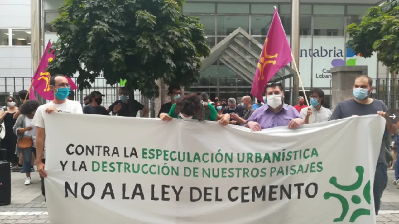 Concentraci&oacute;n frente a la sede del Gobierno en contra de la Ley del Suelo.
