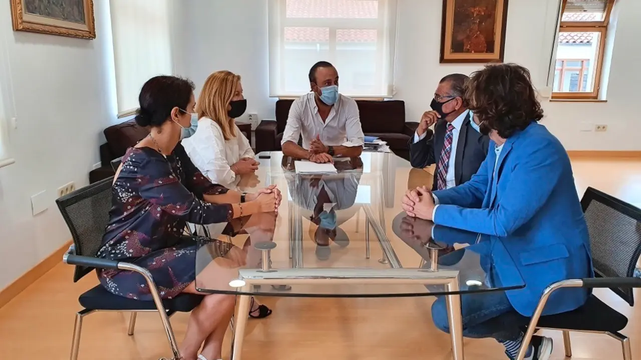 Reuni&oacute;n del alcalde de Torrelavega con la Plataforma Besaja 2030.
