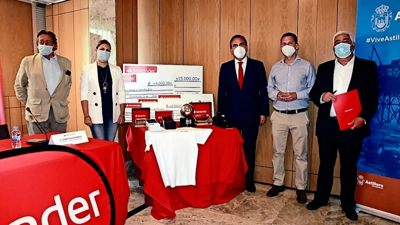 Alfonso Uss&iacute;a, Cristina Laza, Manuel Iturbe, Mario Iglesias y Seraf&iacute;n Bustamante, junto a los magn&iacute;ficos premios que se otorgan en esta competici&oacute;n. / Jos&eacute; Ram&oacute;n
