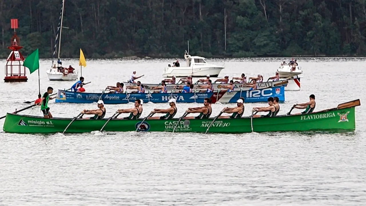 Las traineras c&aacute;ntabras disputar&aacute;n hoy su cuarta regata en seis d&iacute;as. / jos&eacute; ram&oacute;n