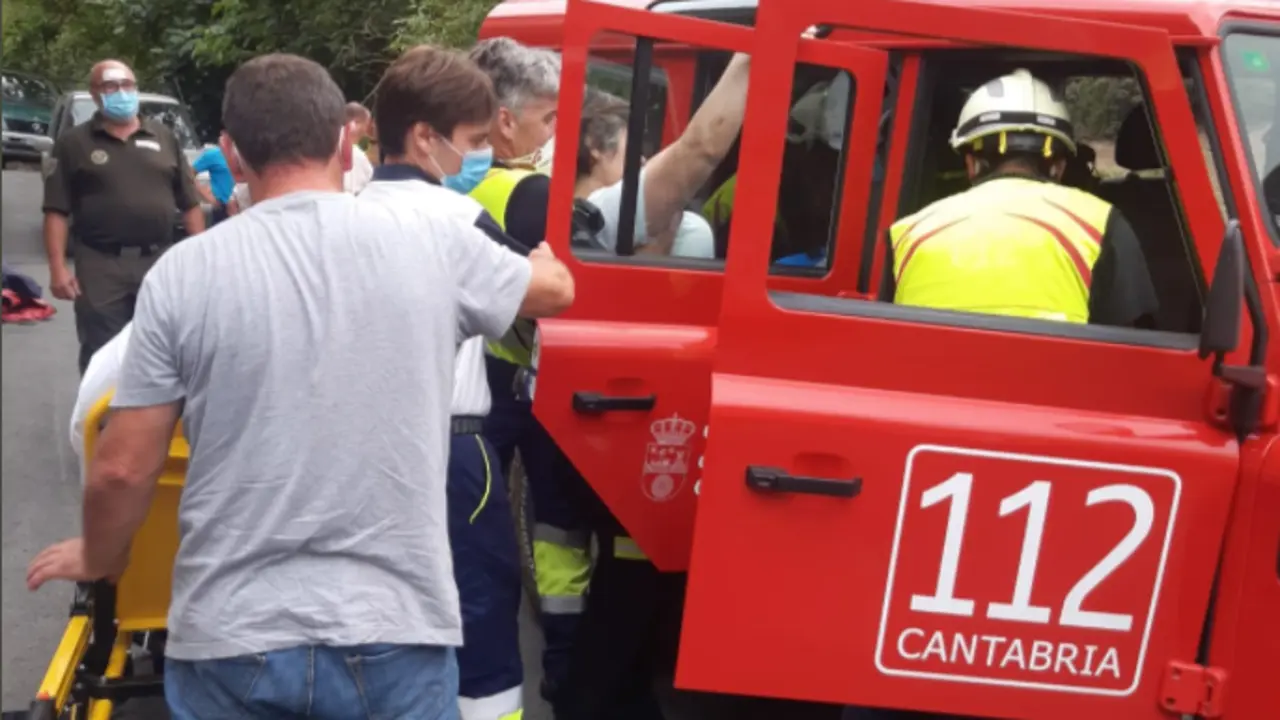 Bomberos 112 Cantabria en el momento del rescate.