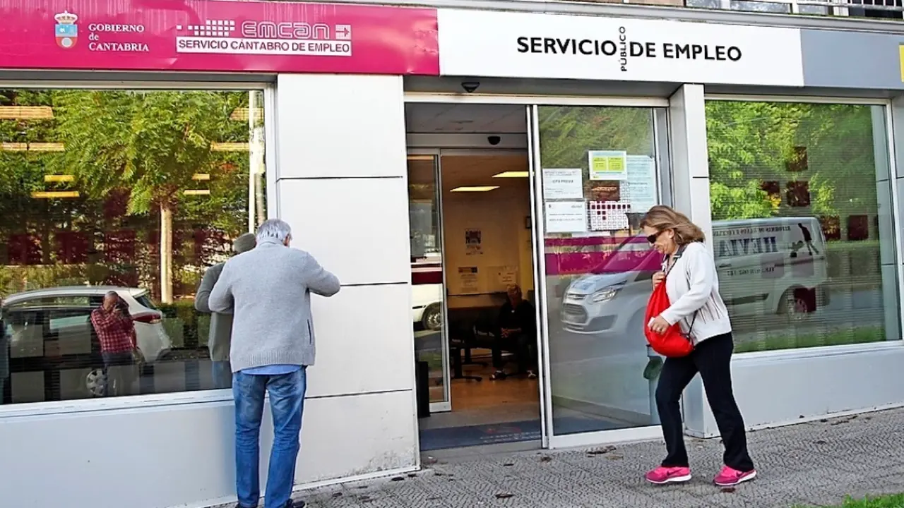 Oficina del paro en Santander.