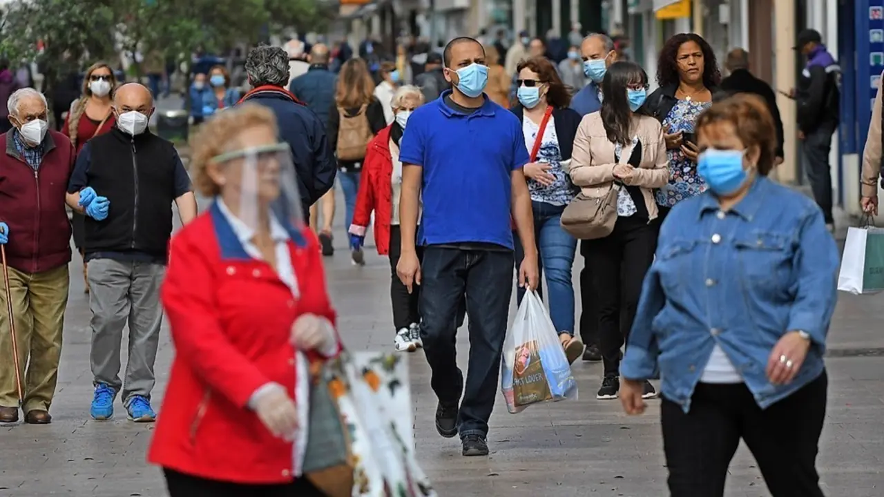 Varias personas caminan con mascarilla por el Paseo Pereda de Santander. / N.C.
