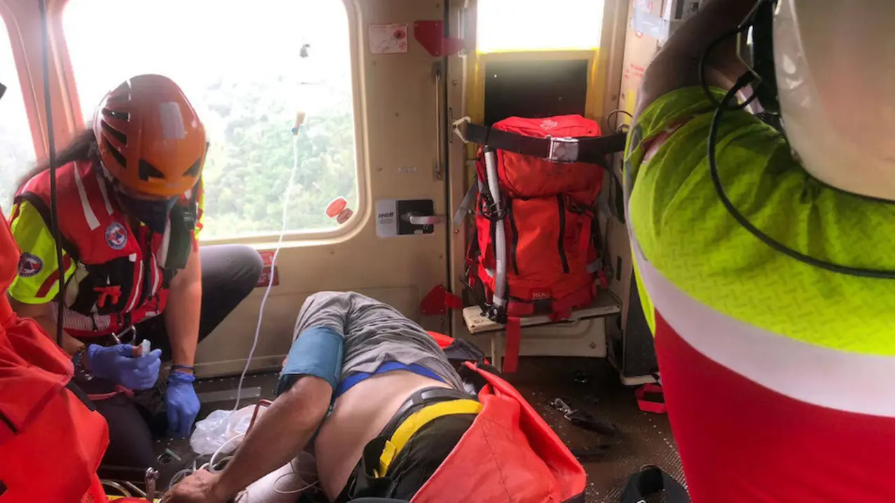 El equipo del helic&oacute;ptero del Gobierno de Cantabria haciendo las labores de salvamento.
