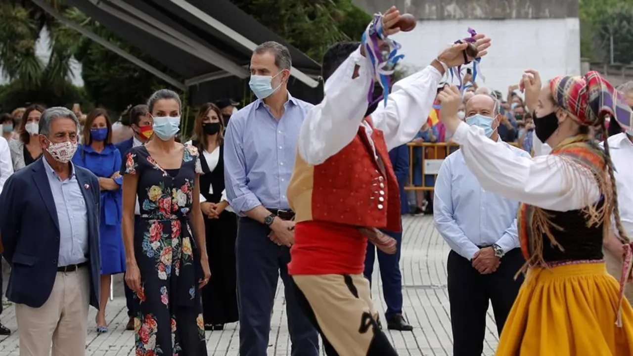 Los reyes Felipe y Letizia presencian un baile regional a su llegada al Mercado Nacional de Ganados de Torrelavega, dentro de la gira por las comunidades aut&oacute;nomas que llevan a cabo los Monarcas para transmitir su apoyo a la ciudadan&iacute;a por su esfuerzo durante la pandemia. EFE/ Ballesteros