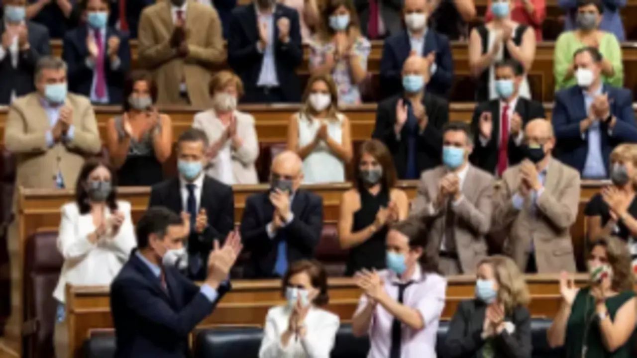 El presidente del Gobierno, Pedro S&aacute;nchez, es aplaudido por la bancada socialista a su llegada a una sesi&oacute;n plenaria en el Congreso. - Pool