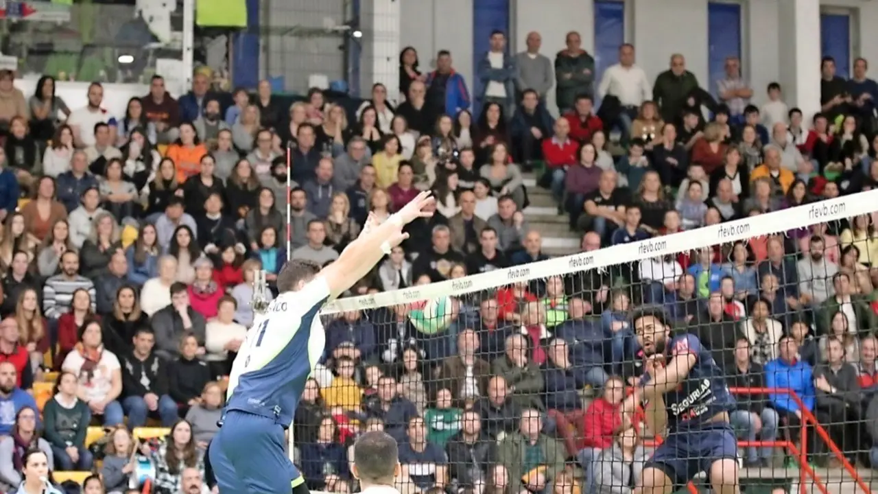El Matilde de la Torre de Cabez&oacute;n de la Sal volver&aacute; a vibrar con el voleibol de alto nivel. / Marcos Fierro