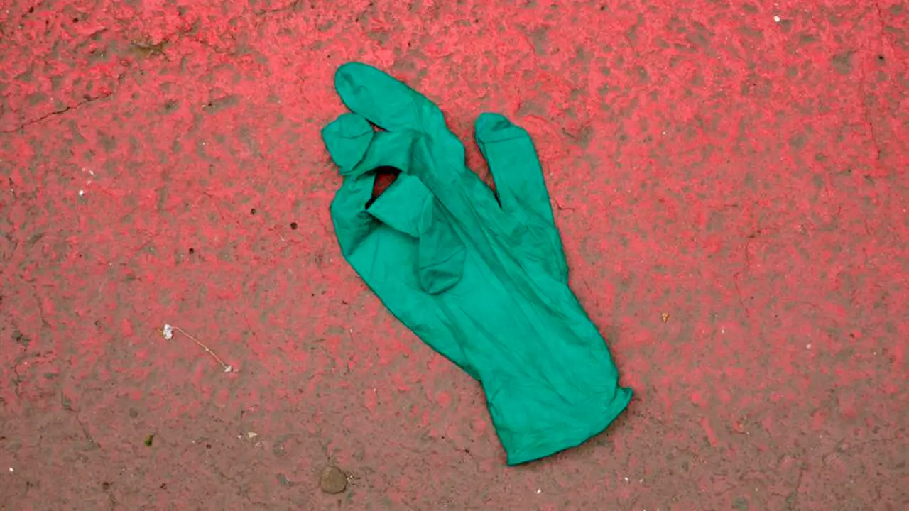 Guantes y mascarillas aparecen tiradas como parte del paisaje urbano, y su presencia aumenta a medida que el desconfinamiento avanza./&Aacute;ngel Medina G/Archivo.
