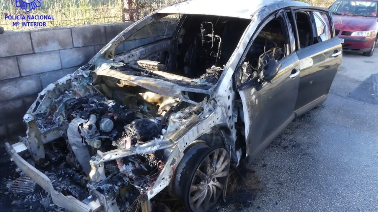 Uno de los veh&iacute;culos incendiados en Torrelavega.