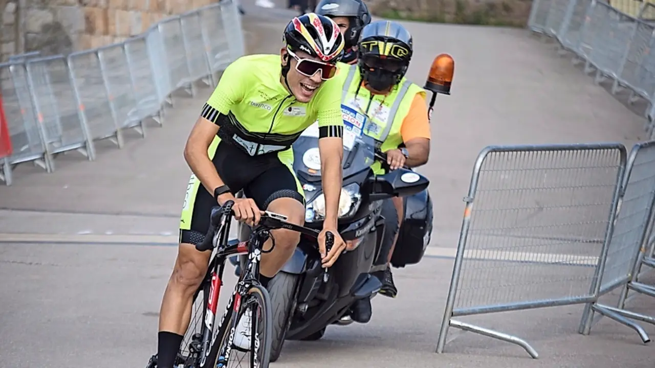 Juan Ayuso llegando a la meta de Bostronizo. / castillo