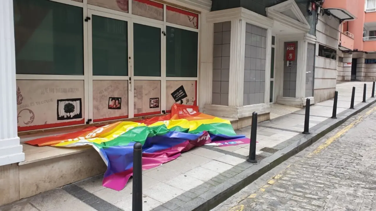 Lona arrancada de la sede del PSOE, en la calle Bonifaz de Santander.