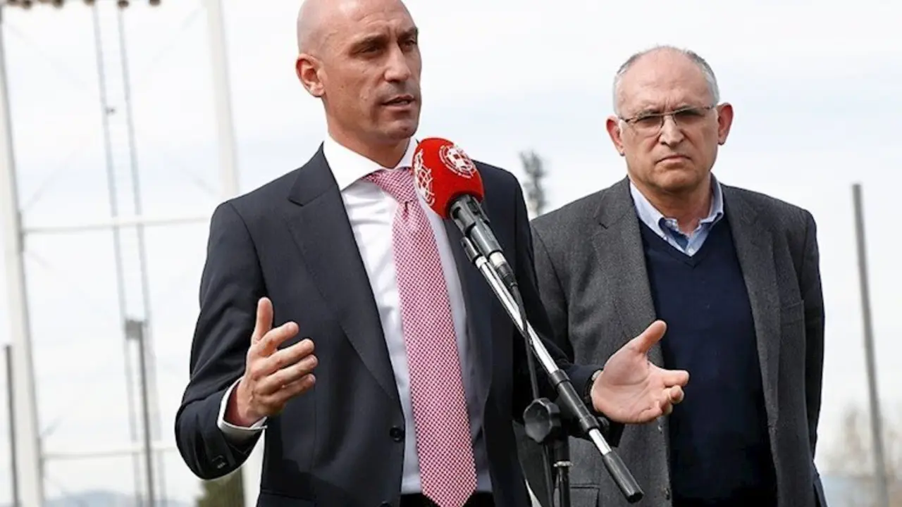 Luis Rubiales comparece ante los medios acompa&ntilde;ado por Andreu Camps - PRENSA RFEF - Archivo