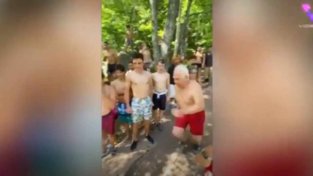 Este hombre de 73 a&ntilde;os salta desde un acantilado de m&aacute;s de 15 metros.
