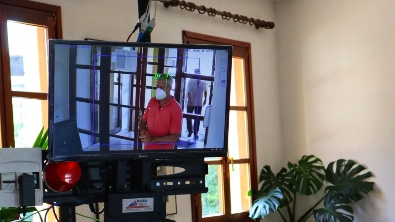 Uno de los primeros municipios de Cantabria en instalar un  arco de detecci&oacute;n de temperatura en la entrada de la casa consistorial.