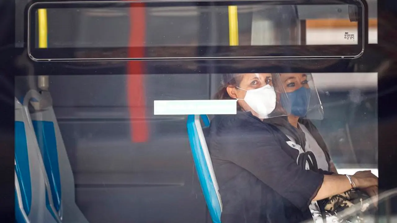Dos mujeres con mascarilla y pantalla se sientan al lado en un autob&uacute;s de la EMT en Madrid. EFE/Emilio Naranjo/Archivo