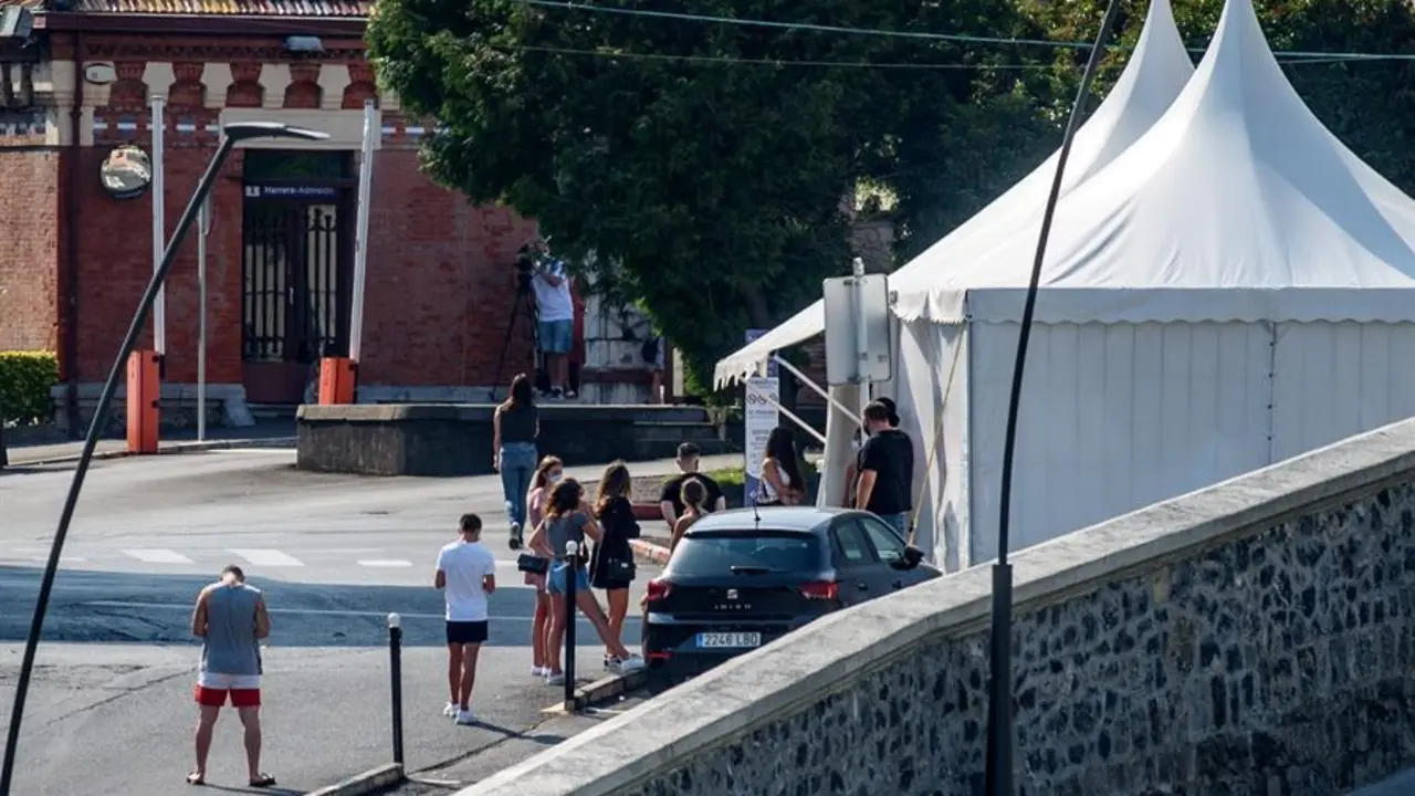 Vista de la carpa instalada este viernes frente al hospital de Basurto para hacer PCR a todas las personas que estuvieron en la discoteca Back&Stage de Bilbao el pasado 18 de julio. EFE/Javier Zorrilla.