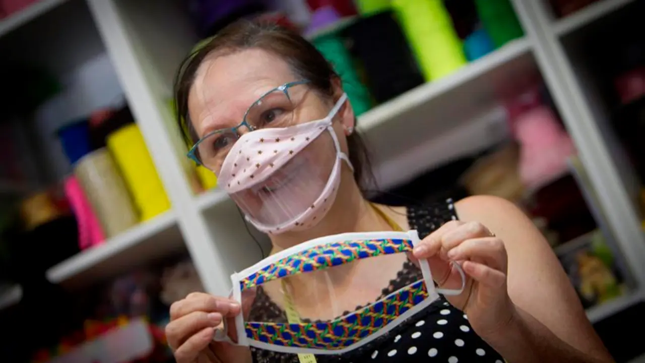 Nieves Comesa&ntilde;a, que regenta una mercer&iacute;a con un taller de costura, muestra c&oacute;mo elabora mascarillas de tela transparentes en el Val Mi&ntilde;or (Pontevedra). EFE/Salvador Sas/Archivo