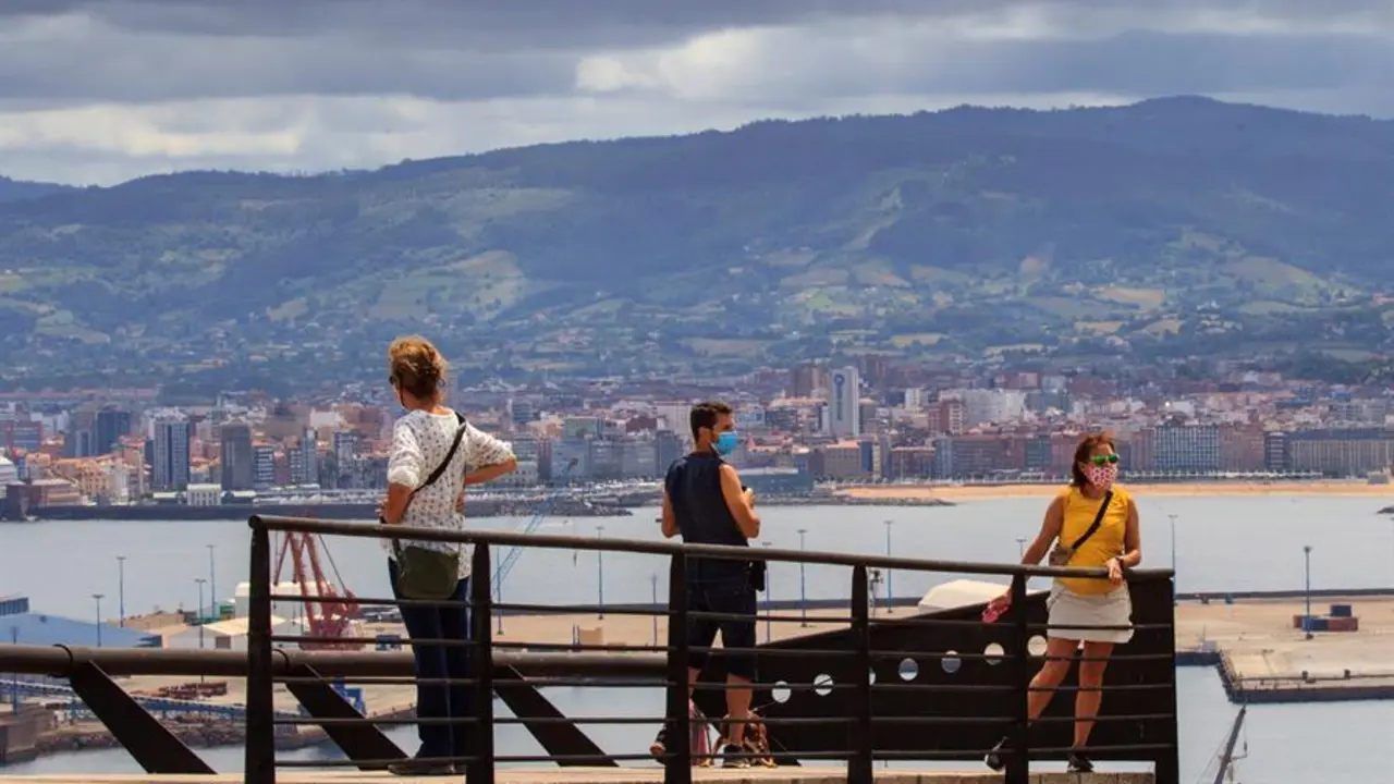 Turistas visitan el castro de Noega, conocido tambi&eacute;n por castro de la Campa Torres, desde donde se disfrutan las vistas de la ciudad de Gij&oacute;n, este domingo. EFE/Alberto Morante