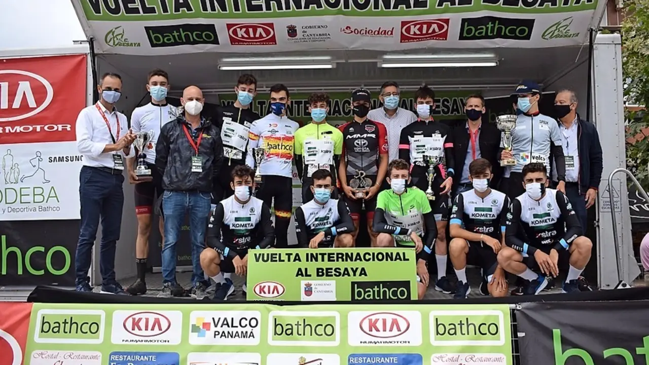 Podio final de la Vuelta con los primeros clasificados en cada uno de los apartados, autoridades y patrocinadores. / castillo