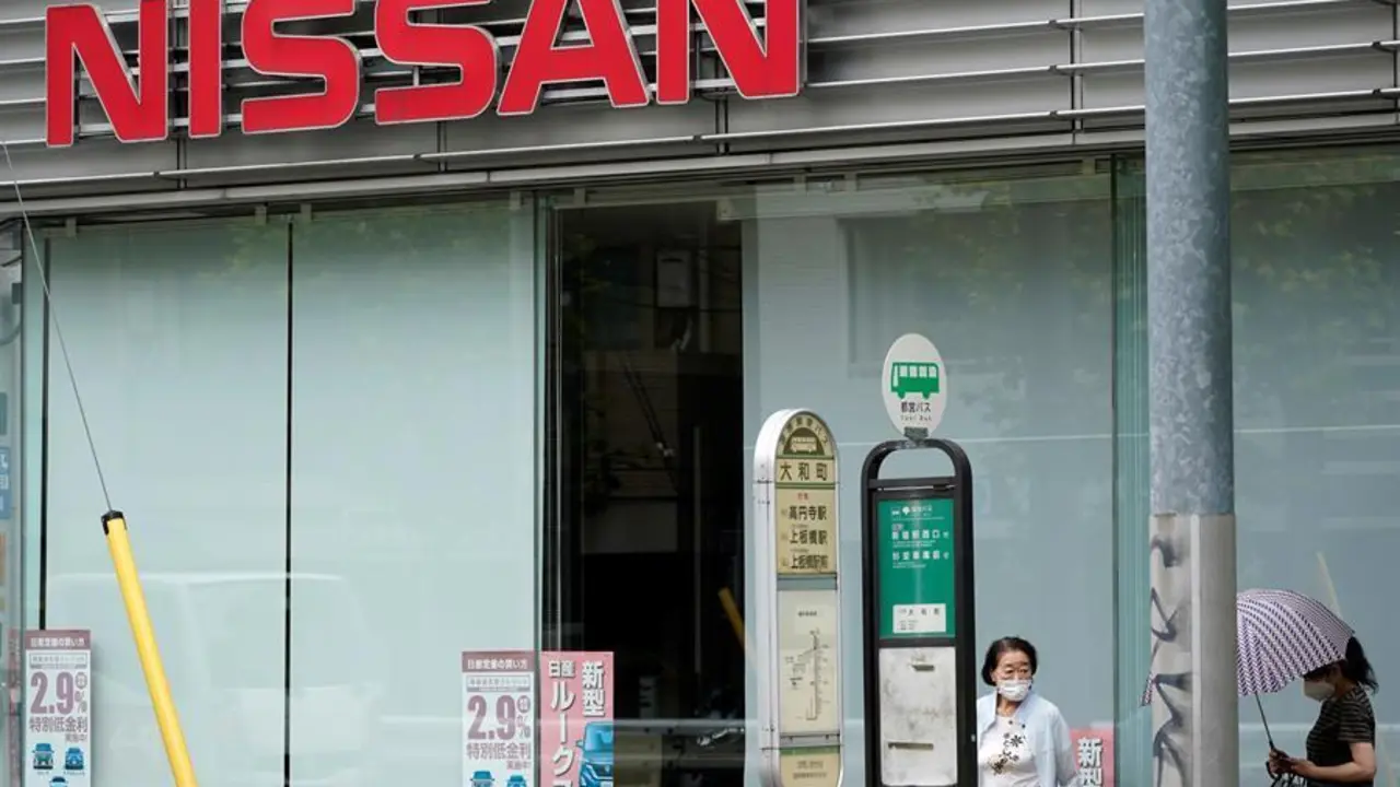 La gente se para al lado de un concesionario cerrado de Nissan en Tokio, Jap&oacute;n, el 28 de julio de 2020. EFE