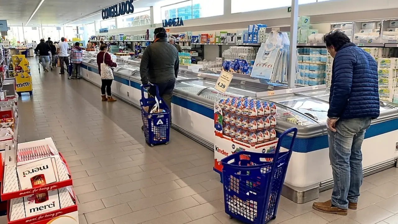 Comprando en un supermercado de Santander. / ARCHIVO ALERTA