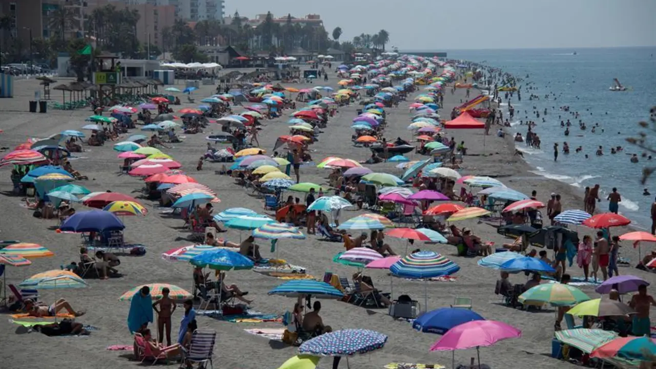 Vista general de la Playa de Salobre&ntilde;a, que hoy s&aacute;bado ha registrado una importante afluencia de gente por la subida de las temperaturas en el primer fin de semana de agosto. EFE/Alba Feixas