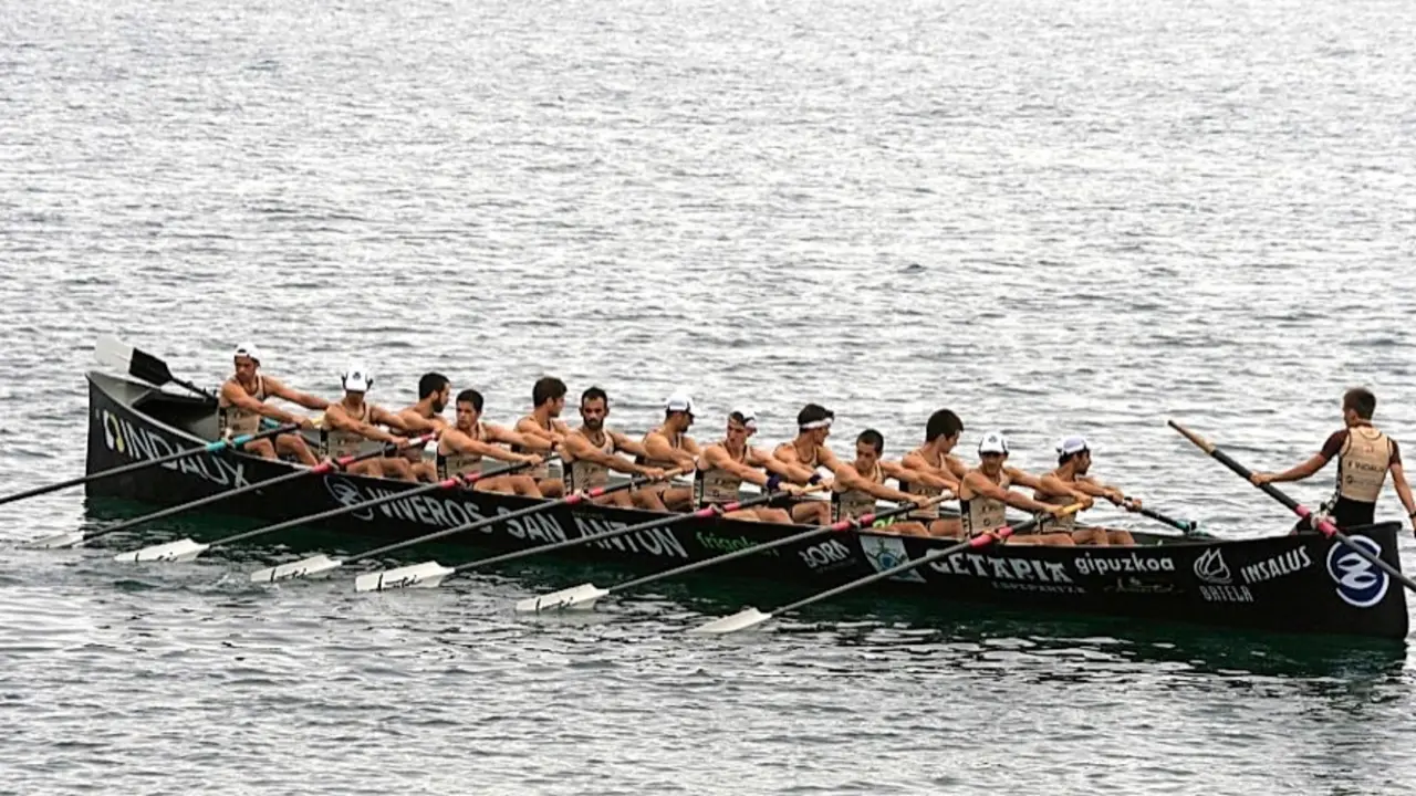 La trainera de Getaria, compitiendo el pasado s&aacute;bado en Santo&ntilde;a.