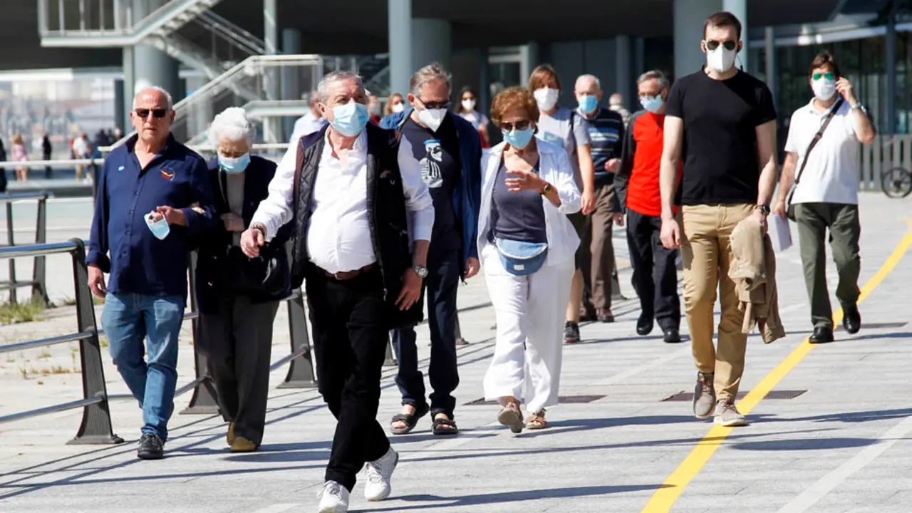 Varias persoans con mascarilla por las inmediaciones del Centro Bot&iacute;n en Santander. / J.R.