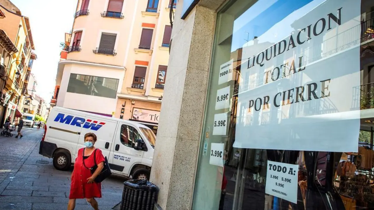 Un escaparate de un comercio con un cartel de liquidaci&oacute;n este mi&eacute;rcoles en Aranda de Duero. La situaci&oacute;n de contagios en Aranda de Duero (Burgos) se complica cada d&iacute;a que pasa con nuevos brotes declarados y en los &uacute;ltimos siete d&iacute;as el porcentaje de personas con PCR positiva por cada 10.000 tarjetas sanitarias se sit&uacute;a en la zona norte en 41,74 y en la sur en 22,26, unas cifras sensiblemente peores a las de los municipios vallisoletanos de &Iacute;scar y Pedrajas de San Esteban, que con una tasa de 35,24, permanecen aislados desde el s&aacute;bado y durante 14 d&iacute;as. EFE/ Paco Santamaria