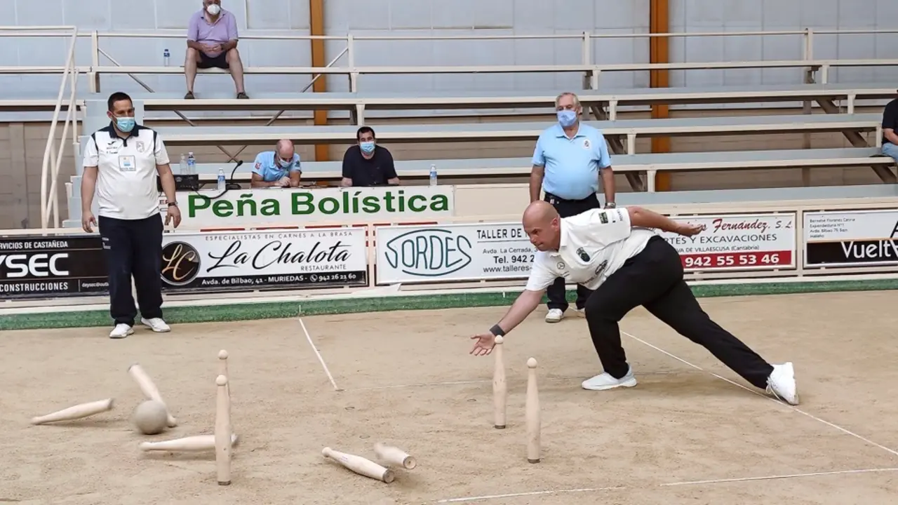Jes&uacute;s Salm&oacute;n, birlando ayer en El Parque de Malia&ntilde;o, durante la final del Concurso El Carmen. / ahijado