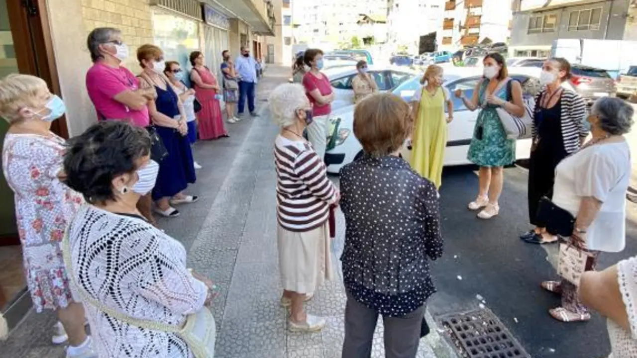 La alcaldesa Gema Igual durante la visita al barrio Entrehuertas.