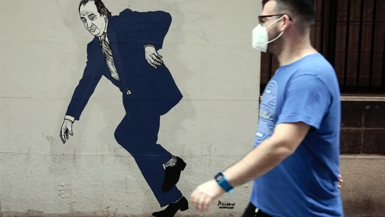 Un graffiti del Rey em&eacute;rito Juan Carlos I, firmado por el artista gallego apodado el Primo de Banksy , este mi&ntilde;ercoles en una c&eacute;ntrica calle de Valencia.EFE/ Biel Ali&ntilde;o