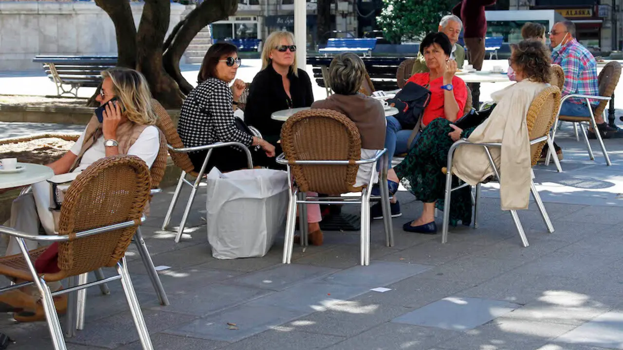 Varias personas sentadas en una terraza en la Plaza Pombo de Santander. / J. R.