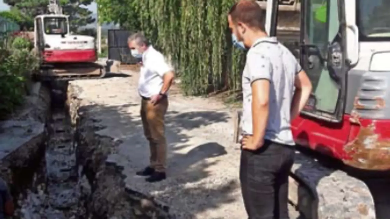 Autoridades visitando los trabajos en Bergoneo. / AlertA