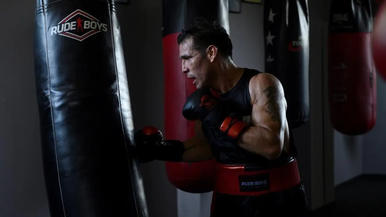 El boxeador argentino Sergio &lsquo;Maravilla&rsquo; Mart&iacute;nez, que ha estado seis a&ntilde;os apartado de los cuadril&aacute;teros, prepara estos d&iacute;as su vuelta al ring para el pr&oacute;ximo 21 de agosto en Torrelavega (Cantabria), adonde ya ha trasladado su campo de entrenamiento. Mart&iacute;nez, con un r&eacute;cord profesional de 51 victorias -28 KO-, y dos derrotas, se enfrentar&aacute; al espa&ntilde;ol Jos&eacute; Miguel &lsquo;El Traumat&oacute;logo&rsquo; Fandi&ntilde;o. La contienda est&aacute; pactada a diez asaltos y en la categor&iacute;a de peso medio. El p&uacute;gil, de 45 a&ntilde;os, se encuentra ya en la ciudad c&aacute;ntabra entrenando con su preparador Tin&iacute;n Rodr&iacute;guez en el gimnasio Kronk, centro de operaciones del boxeador espa&ntilde;ol Sergio Garc&iacute;a, actual Campe&oacute;n de Europa del peso W&eacute;lter.-EFE/Pedro Puente Hoyos