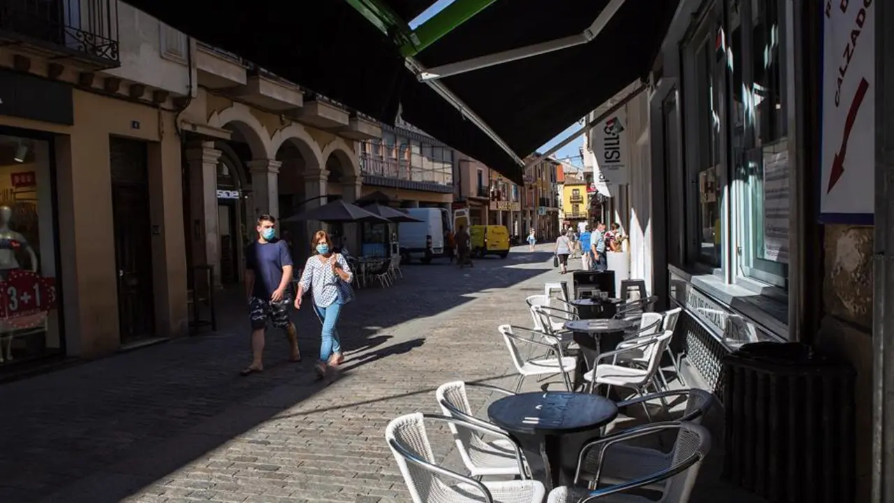 Una terraza vac&iacute;a este mi&eacute;rcoles en Aranda de Duero. EFE/ Paco Santamaria